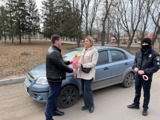 ПРИВІТАННЯ ЖІНКАМ ЗА КЕРМОМ: СПІЛЬНА СВЯТКОВА ІНІЦІАТИВА СЕЛИЩНОЇ РАДИ ТА ПОЛІЦІЇ