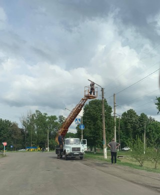 У Боровій міняють ліхтарі вуличного освітлення