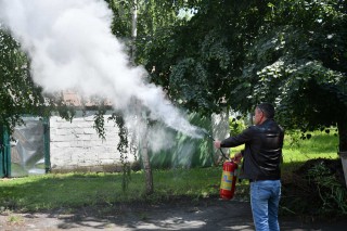 У селищній раді вчилися гасити пожежі за допомогою вогнегасників