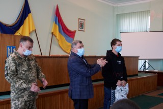 У селищній раді урочисто провели в армію першого призовника осіннього призову – 2021