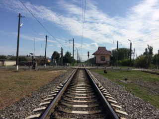 У БОРОВІЙ ТИМЧАСОВО ПЕРЕКРИЮТЬ РУХ ЧЕРЕЗ ЗАЛІЗНИЧНИЙ ПЕРЕЇЗД