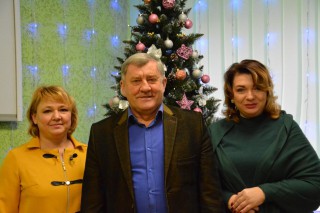 Керівників освітніх закладів привітали з прийдешніми святами та передали подарунки дітям