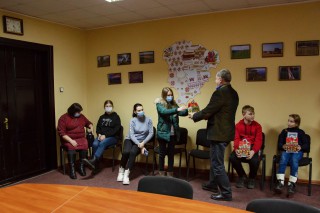 У селищній раді з прийдешніми святами привітали дітей, які найбільше потребують соціального захисту і підтримки