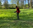 Роботи з благоустрою: у борівському парку косять траву