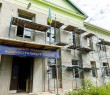 Пошкоджені обстрілами амбулаторію та ЦНАП відновлюють у Старому Салтові