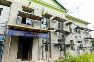 Пошкоджені обстрілами амбулаторію та ЦНАП відновлюють у Старому Салтові