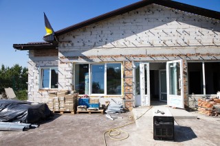У селі Руська Лозова відновлюють амбулаторію після ворожих обстрілів