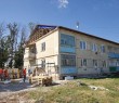 У селі Нова Гусарівка відновлюють будинок, пошкоджений від російських обстрілів