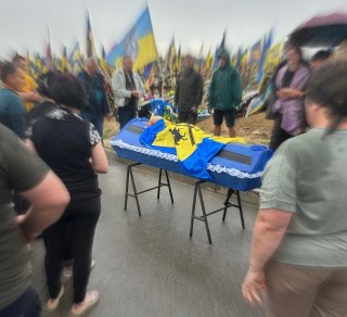 Прощання з Героєм: у Харкові на Алеї Слави провели в останню путь Віталія Шаповалова