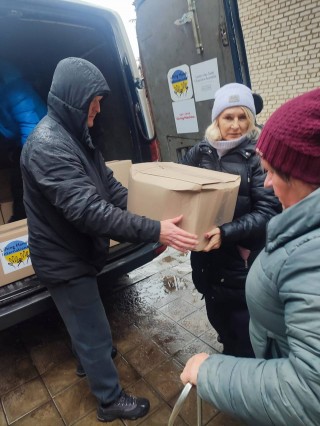 Переселенці з Богуславського старостату, які належать до вразливих категорій, отримали гуманітарну допомогу в Ізюмі