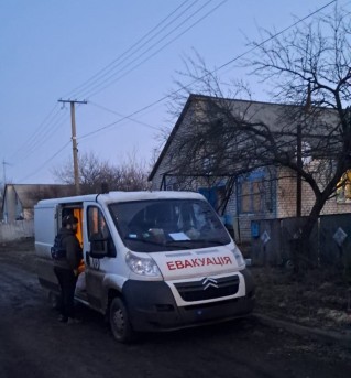 З села Калинове Борівської громади евакуювали 80-ти річну жінку