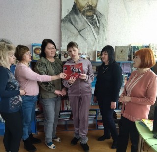 Поетка Роксолана Алієва подарувала свою книгу Борівській бібліотеці