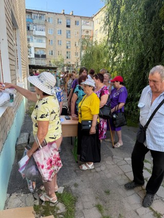 В Ізюмі продовжується видача гуманітарної допомоги переселенцям з Борівської громади
