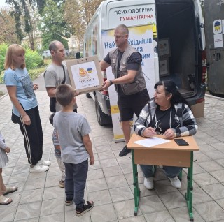 Продовжується гуманітарна підтримка жителів Борівської громади в Ізюмі